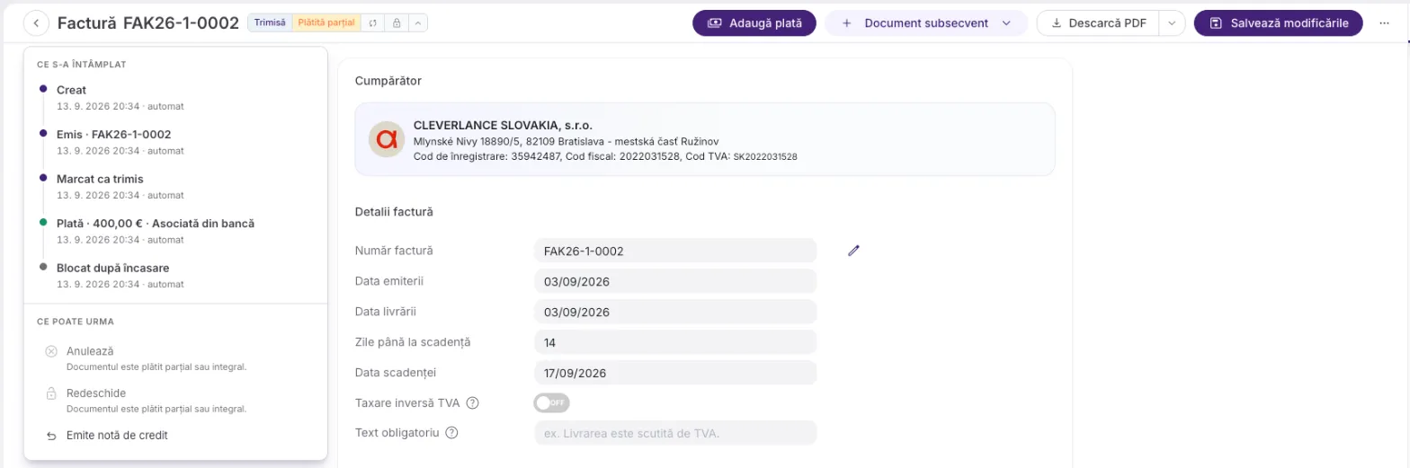 O factură cu patru segmente în etichetă (Trimisă, Plătită parțial, pictograma potrivirii bancare și lacătul) și panoul deschis, unde Anulează și Redeschide sunt gri cu motivul lor, iar Emite notă de credit rămâne.