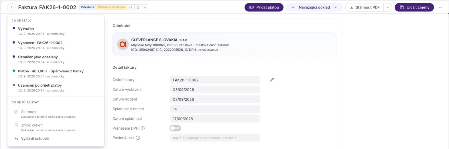 Faktura se čtyřmi segmenty odznaku (Odeslaná, Částečně uhrazená, ikona spárování z banky, zámek) a otevřeným panelem, kde jsou Stornovat i Znovu otevřít šedé s důvodem a zůstává Vystavit dobropis.