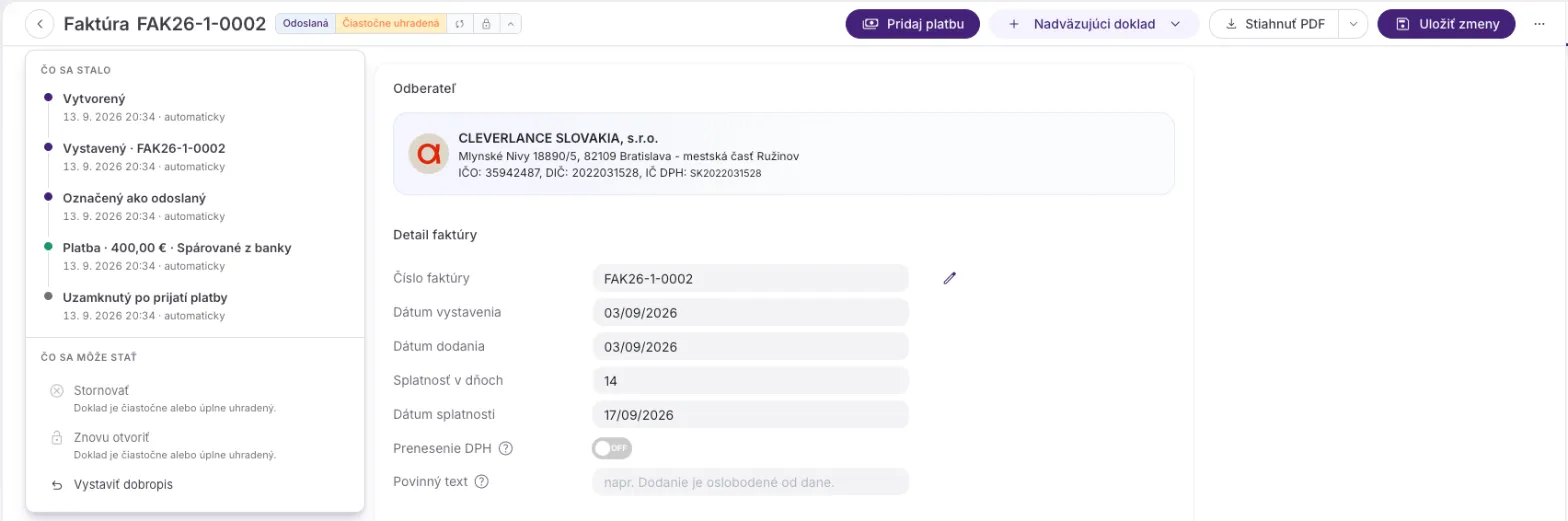 Faktúra so štyrmi segmentami odznaku (Odoslaná, Čiastočne uhradená, ikona spárovania z banky, zámok) a otvoreným panelom, v ktorom sú Stornovať aj Znovu otvoriť sivé s dôvodom a ostáva Vystaviť dobropis.