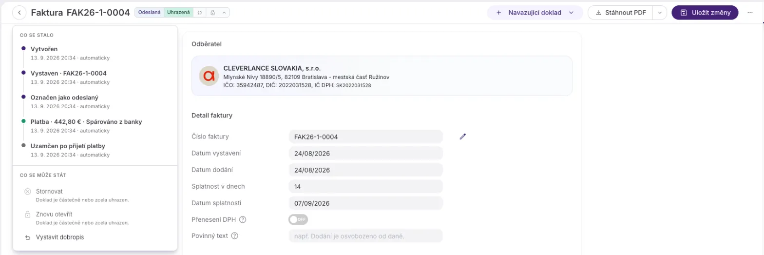 Uhrazená a uzamčená faktura: segmenty Odeslaná a Uhrazená, ikona banky a zámek, prázdný hlavní slot a panel, kde zůstává jen Vystavit dobropis.