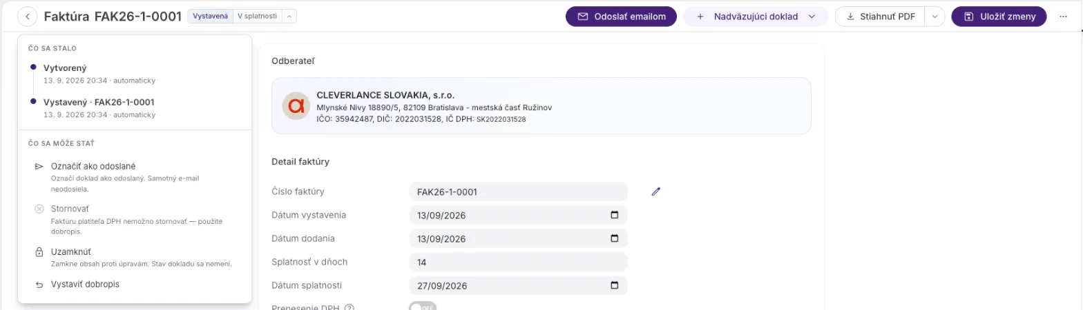 Vystavená faktúra s číslom a odznakom Vystavená · V splatnosti, s otvoreným panelom: Označiť ako odoslané, sivé Stornovať s dôvodom, Uzamknúť a Vystaviť dobropis.