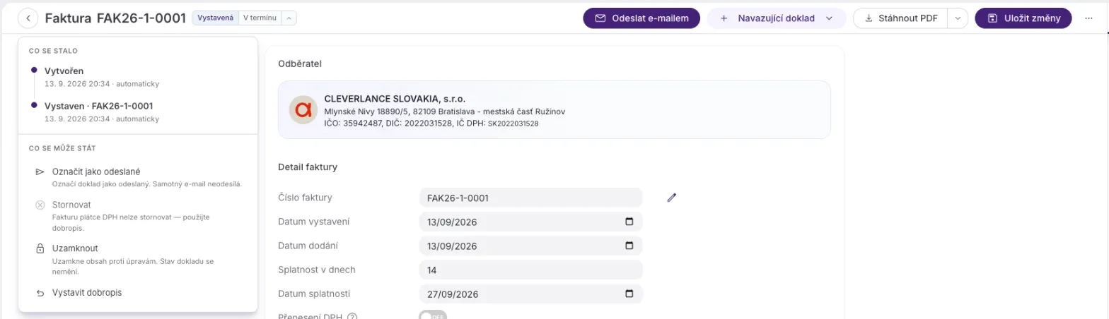 Vystavená faktura s číslem a odznakem Vystavená · V termínu, s otevřeným panelem: Označit jako odeslané, šedé Stornovat s důvodem, Uzamknout a Vystavit dobropis.